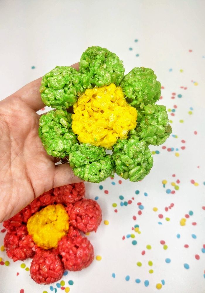 2 flower rice krispie treats. one with green petals and one with red petals