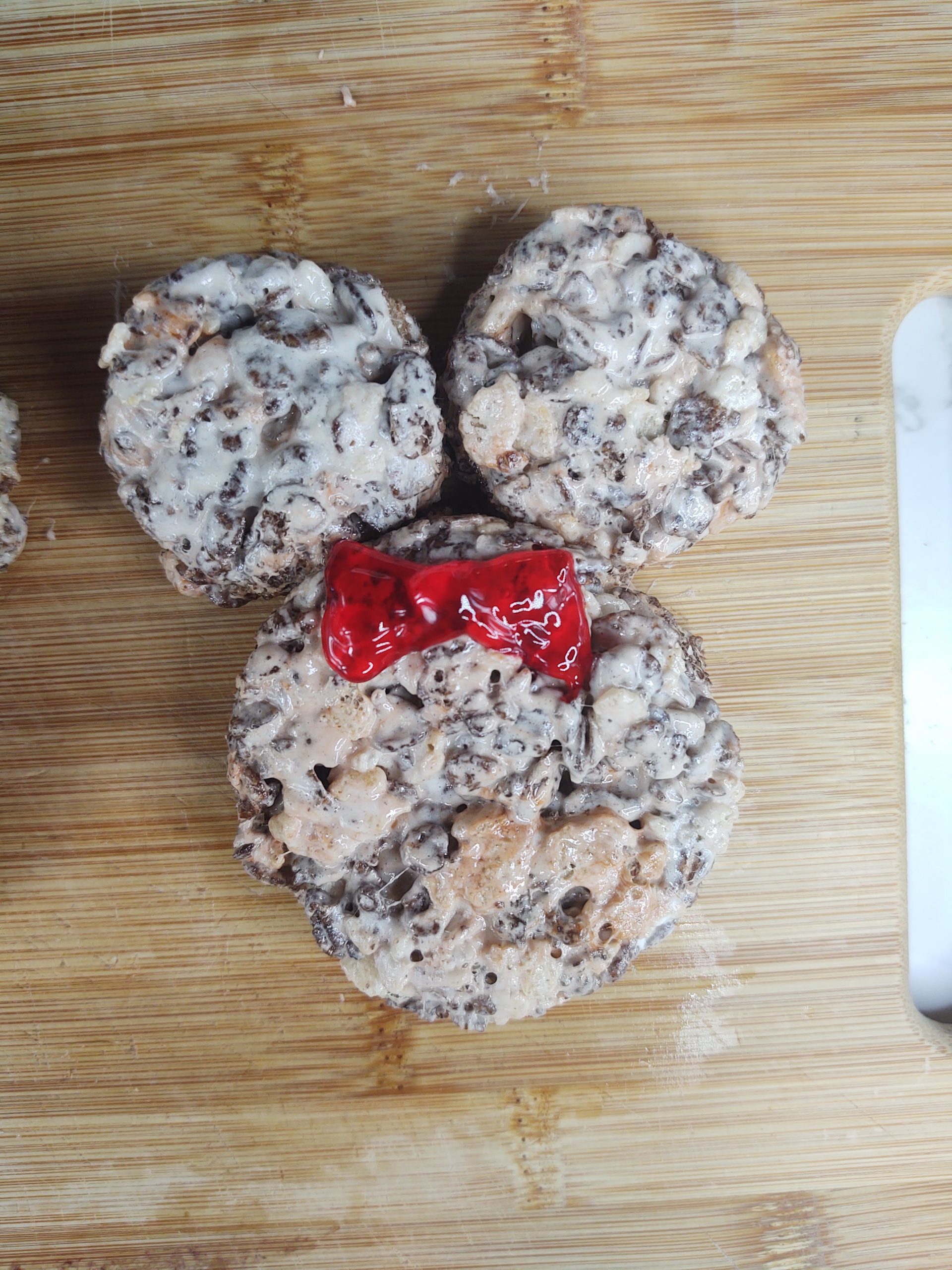 Minnie Mouse Rice Krispie treat on cutting board