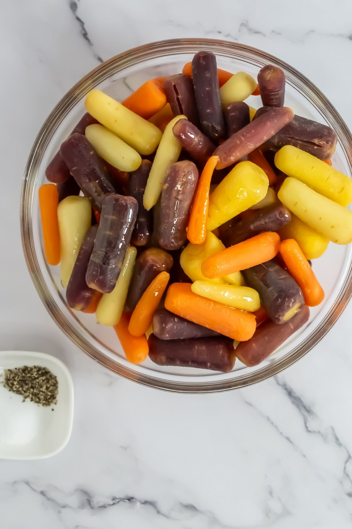 Carrots with oil in a bowl.