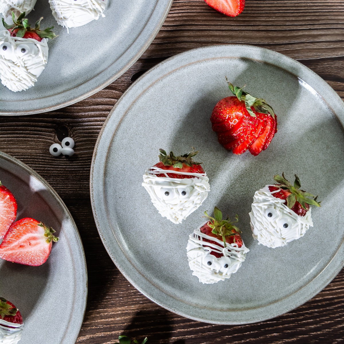 Mummy strawberries on a plate.